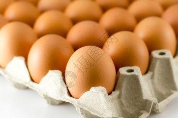 在纸托盘中关闭鸡蛋营养壳棕色的图片