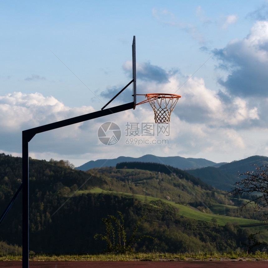 赢庭外篮球洞背景小山丘和云天爬坡道图片