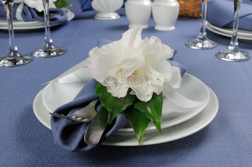 餐桌餐具鲜花装饰图片