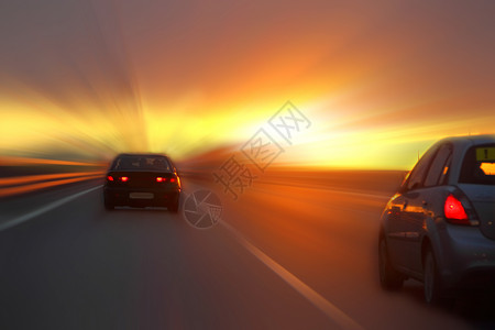 夏天早晨汽车在高速公路上日落时图片