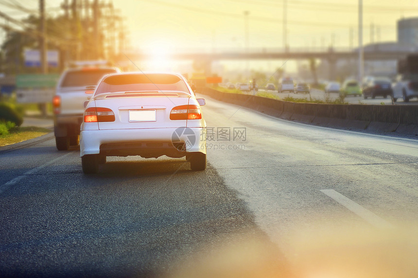 车停在街上路事故城市的橙图片