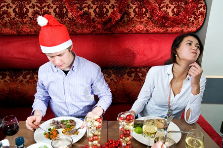 培育一群在餐厅享受圣诞晚宴的朋友们在餐馆享受着他们的圣诞晚宴快乐萨拉背景图片