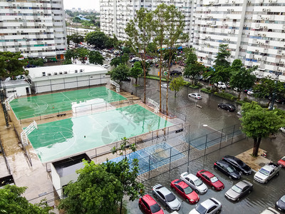 季节场地城市共有公寓的体育场洪水环境的图片