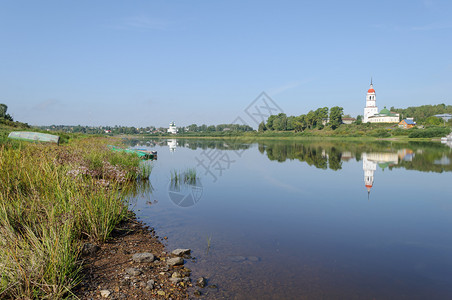 古老的冷静地俄语苏霍纳河对面俄罗斯古城托特马的景象图片