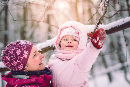 季节母亲在冬天和女儿一起户外活动与女儿一起过冬家庭快乐图片