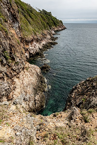 水清晨有海和蓝天空的悬崖旅行自由图片