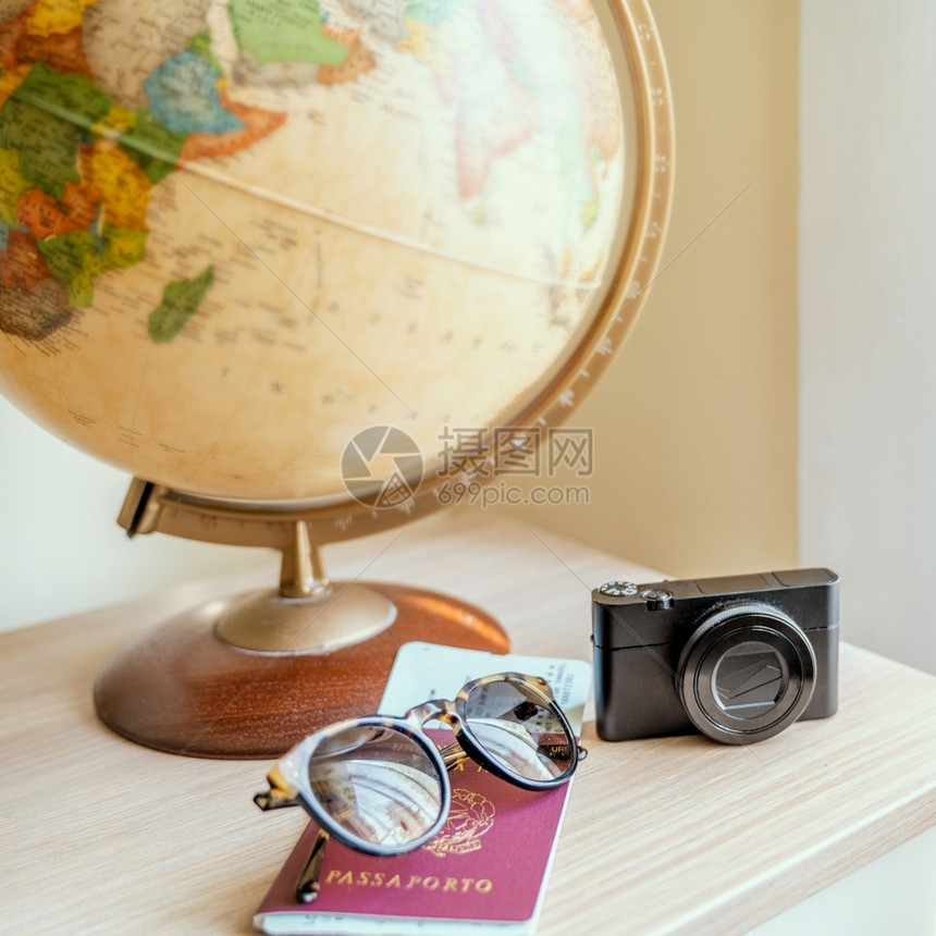 木制的板全球数字摄影机太阳镜登和木制桌式思想上的护照摄影旅游探险环球旅行商业图片