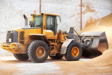 轮式搬运车在建筑工地装沙的挖土机在建筑工地装沙的挖土机卡车掘地点图片