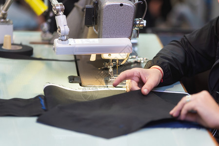 裙子过程裁缝在纫机上制衣服纺织厂裁缝在纫机上制衣服纺织厂一种图片