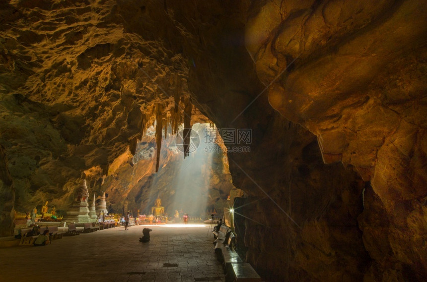 景点太阳在洞穴中照耀光芒山洞中照耀阳光自然泰国图片