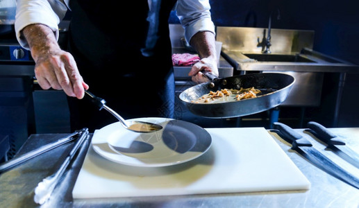 厨师准备食物饭厨房师烹饪餐盘装饰缝纫专业的炙烤餐饮图片
