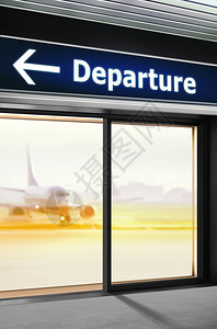 指导沟通机场规定离境路线的旅游信息标志牌上有旅客信息标志时间表图片