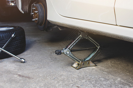 阿里巴巴汽车节为了行业条紧急更换和维护保养服务的车轮起吊胎牌背景