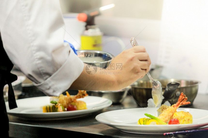 蔬菜手食谱厨师在房做饭师烹饪主装饰餐盘缝纫图片