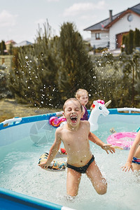 夏日泳池玩耍的儿童背景图片