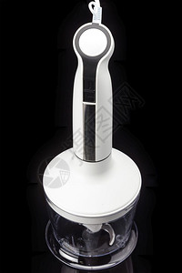 制作者黑色的白塑料手电动搅拌机黑色按钮和底衬膜上附黑色部着的配件健康背景图片