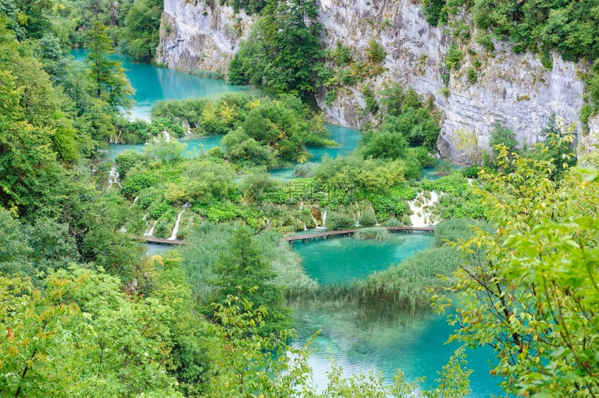 克罗地亚普利维茨湖公园的美丽连级瀑布克罗地亚普利维茨湖的美丽瀑布草的户外图片