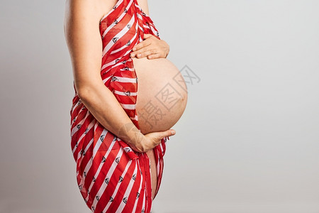 接触新的婴儿怀孕妇女触摸肚子的直截了当背景怀孕期望母概念孕妇抚摸肚子图片
