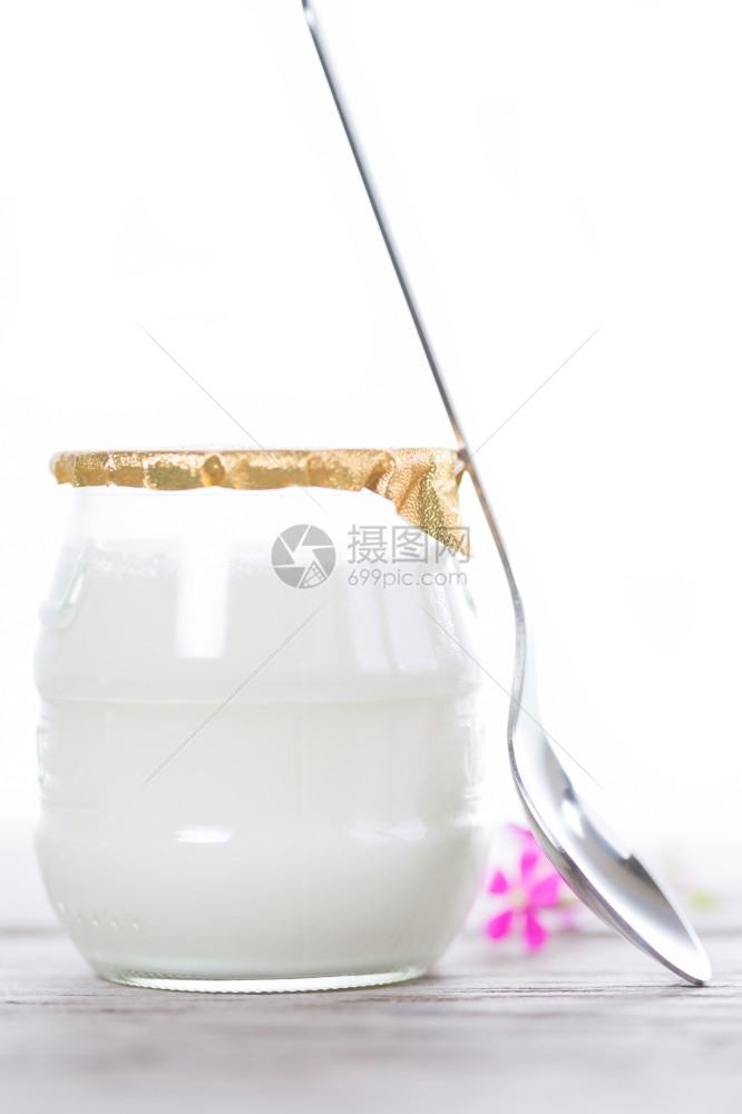 美味的早晨白色背景玻璃碗中白酸奶色图片