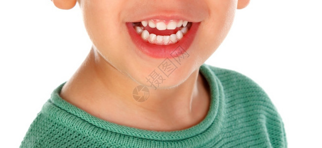 一个小孩的牙齒关闭了隔离在白色背景上人类治疗舌头图片