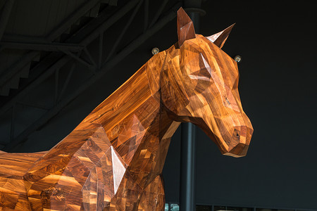 雕塑马享受马木雕像棕褐制的玩设计图片