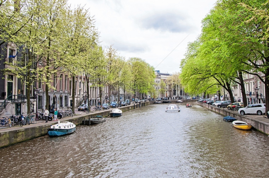 晚上建筑学典型的阿姆斯特丹建筑在春天水图片