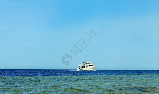 波浪海滩白色船只在红海中移动洋图片