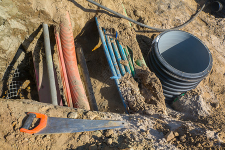 土方建造运输许多地下电缆和连接管道及设施的地下线路和管道图片