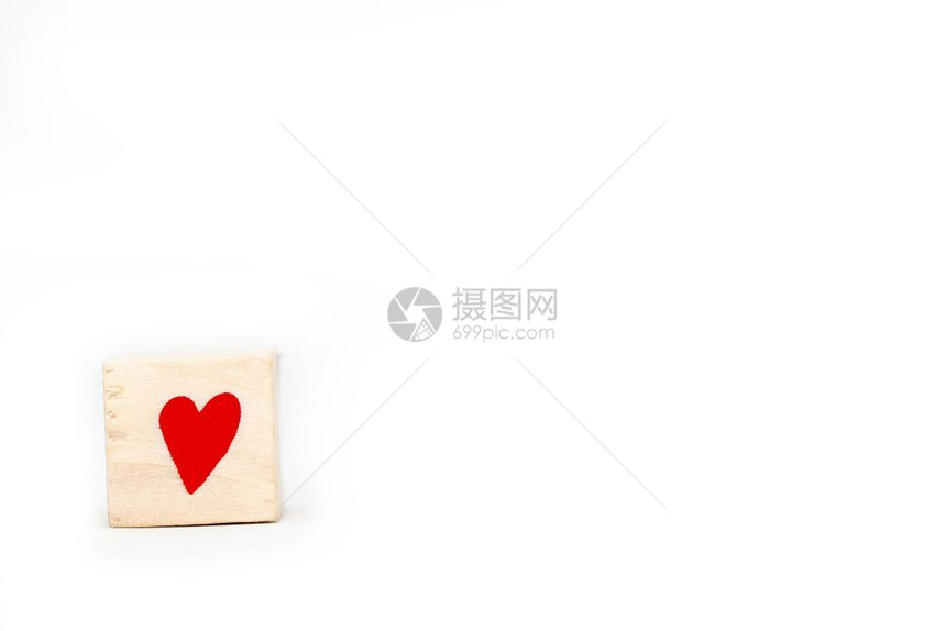 爱庆典带有红色心形符号的木制立方体在白色背景上隔开有文字空间情人节概念白色的图片
