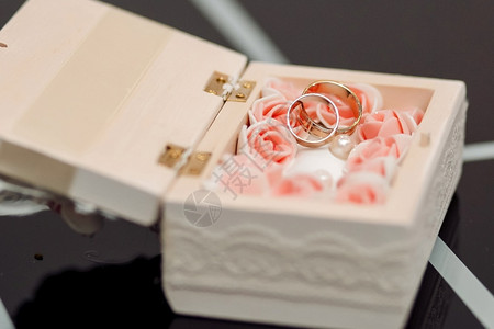 盒子中的结婚戒指图片