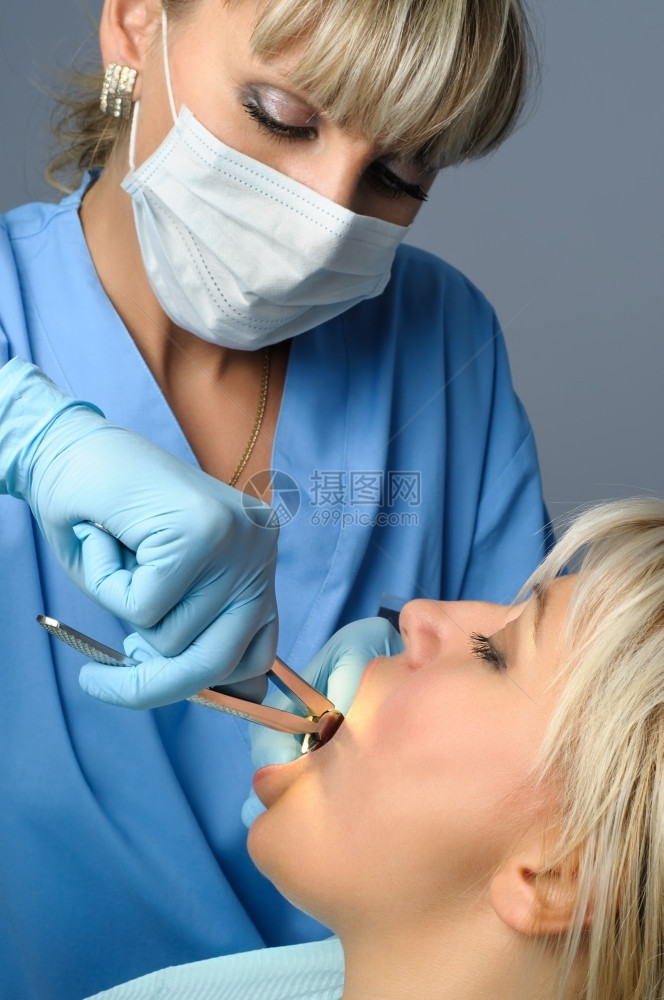 牙科医生给病人治疗图片