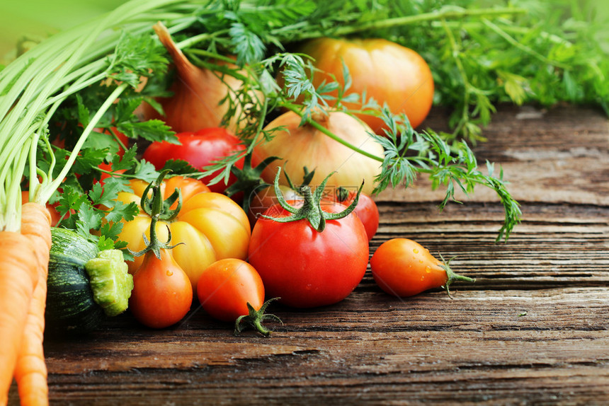 户外绿色健康食品配料背景木制蔬菜和香草健康食品配料背景木制蔬菜和香草市场图片