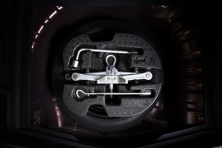 空闲的安全汽车零件概念备用轮胎中的和式换工具箱拧紧背景图片
