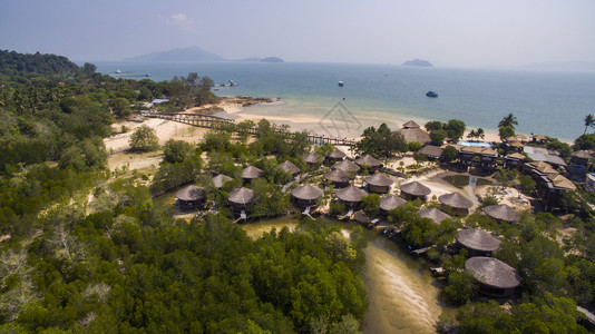 塔伊兰以南广东省和阿曼海最受欢迎的旅游目地巴亚姆岛空中航向树蓝色的红图片