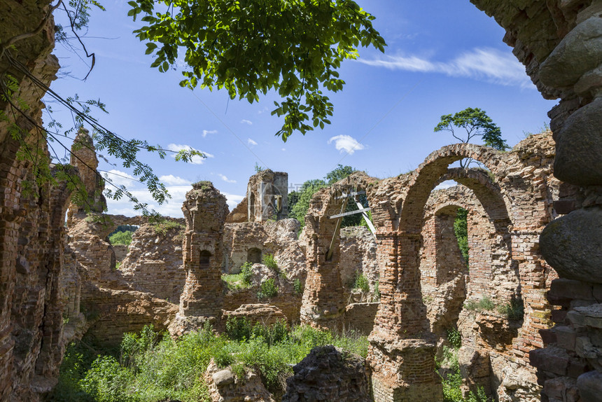 考古学老的堡垒废墟由砖块制成有拱门和其他建筑的痕迹夏季是山丘的废墟历史拱形图片
