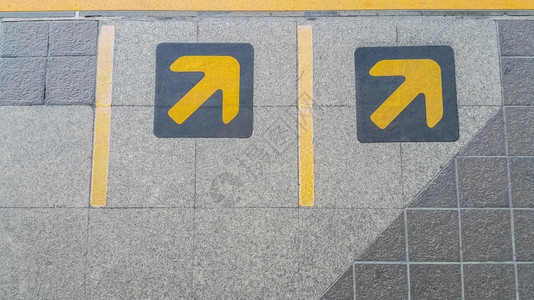地铁列车等候区黑漆的黄色箭头符号火车等候区地铁象征沥青街道图片