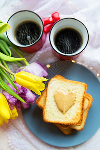 床上可爱的早餐黑咖啡鲜花生酱烤面包黑咖啡花生酱烤面包食物白色的松弛图片