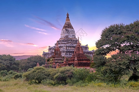日落时缅甸巴甘Bagan农村古代塔台旅行遗产户外图片