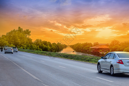 新的公路上驾驶汽车和日落背景旅行概念离开夏天图片