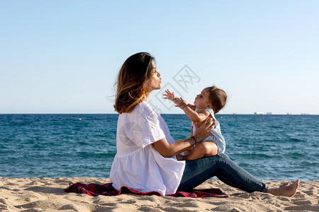 在海滩边玩耍的母女图片