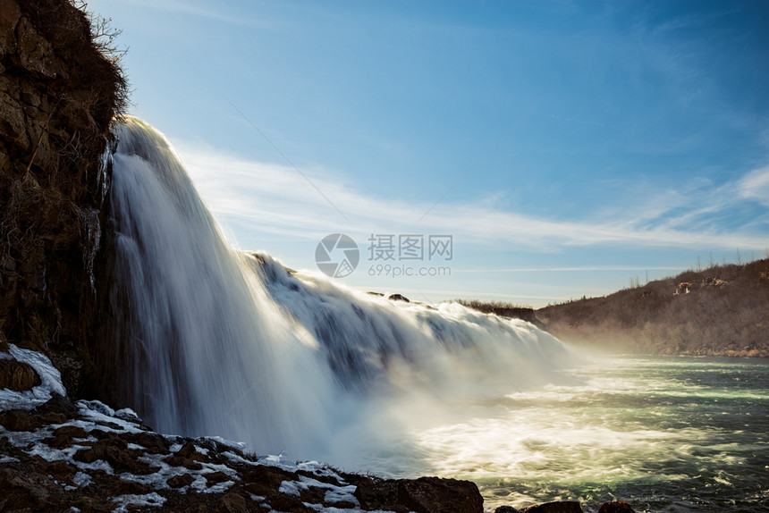 风景优美绿色蓝的在阳光明媚一天里冰岛法拉福斯瀑布图片