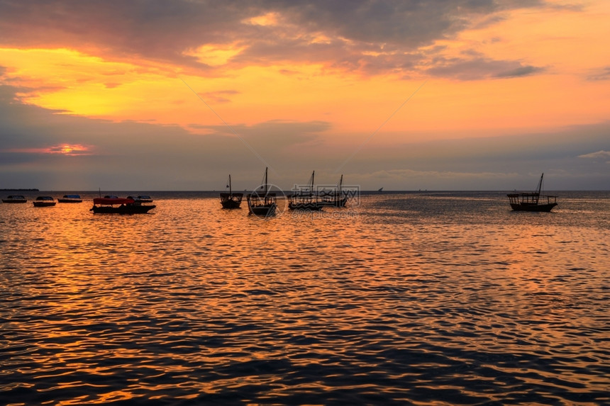 落日海面上倒映的夕阳图片