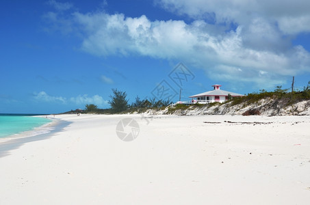 纯度巴哈马小Exuma沙漠海滩白色的别墅高清图片