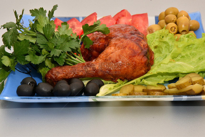 橄榄家禽热的炸鸡大腿午餐吃新鲜绿菜图片