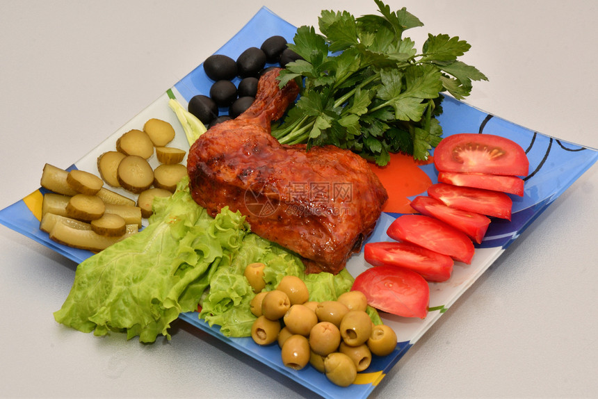 烧烤一顿饭炸鸡大腿午餐吃新鲜绿菜的图片