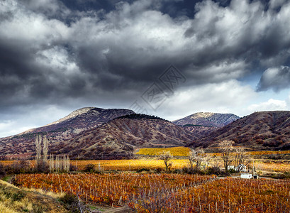 山地和天空背景下的秋水谷以及明亮的假期地平线背景图片