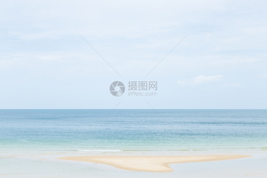 支撑冲浪泰国海清空天和水晶体清澈域泰国海太阳图片