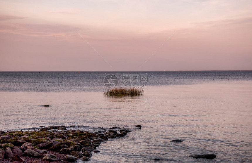 黄昏明亮的水日落时海湾岸上的暮光自然风景图片