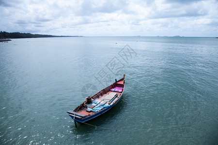 海滩中停泊在面的渔船游艇在后面图片