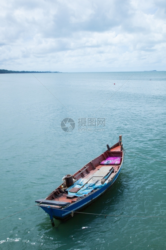 自然老的海中停泊在面的渔船冷静图片
